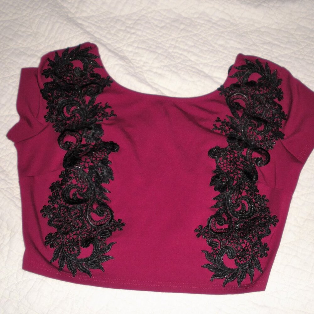 BEBE  adorable red with black appliqué crop top SZ : L